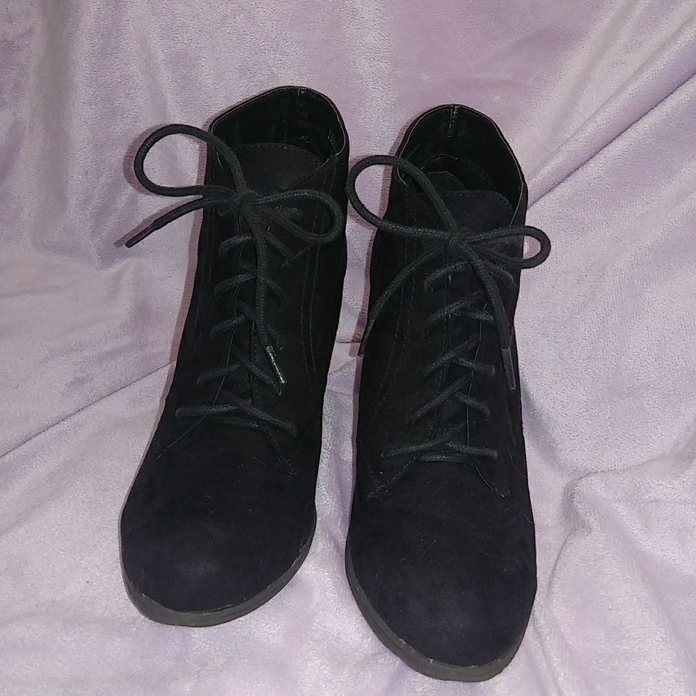 Black lace-booties